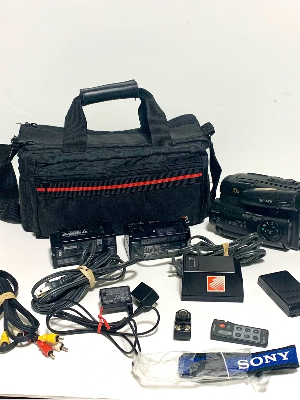 Sony CCD-TR21 Video 8 Handycam Camcorder 10x Zoom Bundle Tested Working Vintage